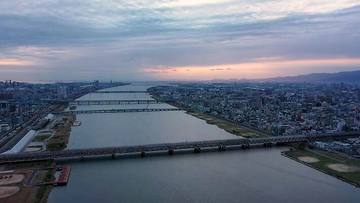 구름 아시아 도로 여행 비즈니스 건축양식 교통시설 모션 자동차 하늘 아침 거리 안테나 동양인 사람없음 건물 물 강 도시풍경 사무실 태양 탑 일본 고층빌딩 일몰 기차 도시 도심 지역 타운 스카이라인 드론 랜드마크 방법 오사카 조감도 4K MOV 해외동영상 클립영상 주간 자연요소 건축물 건축 나라 길 육상교통 교통 통신 대중교통 인종 풍경 빌딩 노을 시설 동영상 파일형식