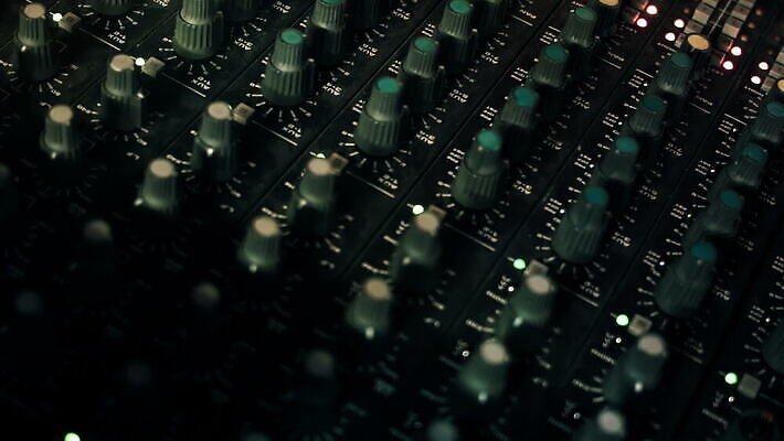 손 산업 음악 버튼 실내 사람없음 디지털 소리 콘서트 음악가 장비 무대 흰색 악단 판넬 엔지니어 믹서 책상 라디오 오디오 방송 잭 위로 섞기 제어 채널 프로듀서 생존 MOV 해외동영상 클립영상 직업 컬러 가구 문화예술 내부 신체부위 전자제품 공연 기술자 동영상 파일형식