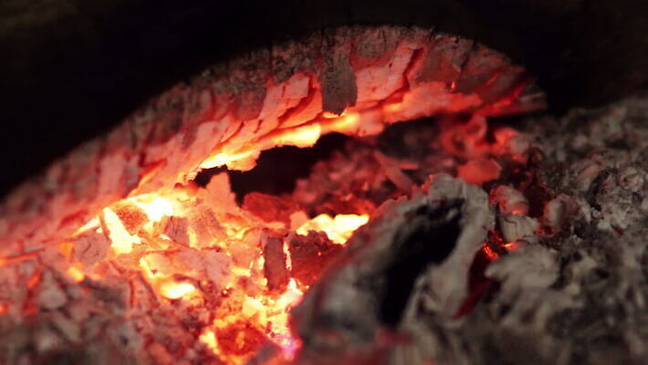 라이프스타일 백그라운드 컨셉 크리스마스 겨울 오렌지 불 휴가 불꽃 휴식 벽돌 주택 실내 따뜻함 사람없음 내부 목재 빨간색 빛 어둠 방 낭만 에너지 수확 오픈 뜨거움 오븐 그릴 야간 편안함 위험 장작 벽난로 매움 통나무 숯 연소 광 석탄 지옥 화상 4K MOV 해외동영상 클립영상 자연요소 나무 계절 기념일 컬러 농업 과일 재료 주방용품 건물 생활 가전제품 감각 맛 상처 동영상 파일형식