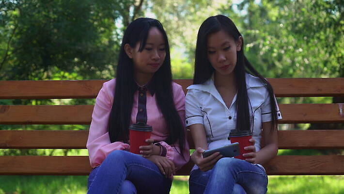라이프스타일 공원 여자 행복 종이 커피 2 인터넷 벤치 미소 웃음 동양인 이벤트 성인 두명 10대 컵 친구 스마트폰 핸드폰 디지털 웹 우정 관찰 어플리케이션 무선전화기 손목시계 즐거움 와이파이 라떼 네트워킹 4G 4K MOV 해외동영상 클립영상 식기 공공시설 감정 음료 시계 의자 장신구 관계 모션 청소년 표정 IT 사람 인종 생활 전자제품 스마트기기 네트워크 전화기 무선인터넷 동영상 파일형식