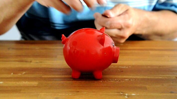 1 손 돈 미래 사람없음 빨간색 금융 경제 동전 소리 저금통 유로 잡기 돼지 계산 변화 오브젝트 투자 삽입 센트 자금 MOV 해외동영상 클립영상 컬러 컨셉 비즈니스 포유류 모션 신체부위 저축 재산 동영상 파일형식