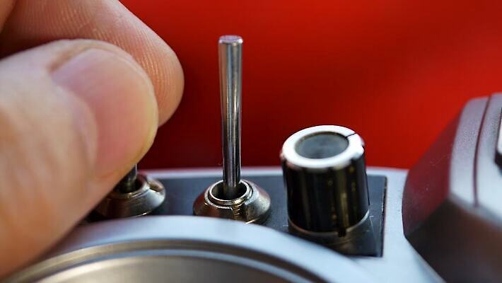 손 산업 손가락 자동차 손잡이 취미 사람없음 빨간색 빛 장난감 금속 힘 장비 게임 막대기 당기기 헬리콥터 은색 볼륨 시작 라디오 회전 전자 위치 팔 멀리 스위치 위로 그만 드론 미니 송신기 제어 4K MOV 해외동영상 클립영상 육상교통 컬러 모션 재질 놀이 비행기 신체부위 전자제품 동영상 파일형식