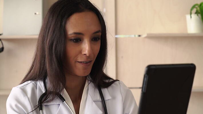 직업 응시 여자 인터넷 통신 청진기 회의 기술 실내 건강 병원 대화 한명 사람 동양인 성인 태블릿 알약 약 웹 듣기 장비 환자 의사 코트 휴대용 토론 인도인 상담 온라인 동영상 지능 4G 4K MOV 해외동영상 클립영상 외국인 1 시선 비즈니스 의학 의료기기 모션 IT 말하기 인종 내부 전자제품 스마트기기 외투 의료진 오브젝트 파일형식