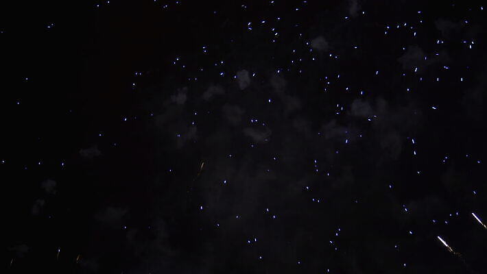 기념일 행복 별 컬러 백그라운드 하늘 불 추상 휴가 새해 기념 폭죽 이벤트 사람없음 빨간색 빛 컬러풀 파티 검은색 축제 어둠 놀람 축하 생일 야간 저녁 폭발 연도 쇼 마법 파열 연소 고립 광 더스트파티클 효과 4K MOV 해외동영상 클립영상 자연요소 감정 컨셉 무늬 표정 동영상 파일형식