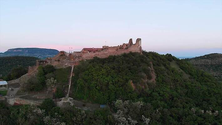 나무 유럽 호수 벽 여행 건축양식 자연 하늘 벽돌 산 풍경 사람없음 야외 건물 하이앵글 탑 바위 성 중세 역사 숲 언덕 헝가리 천연기념물 삼림지대 안뜰 옛날 조감도 4K MP4 해외동영상 클립영상 식물 건축물 건축 나라 뷰포인트 돌_바위 생태계 동영상 동유럽 파일형식