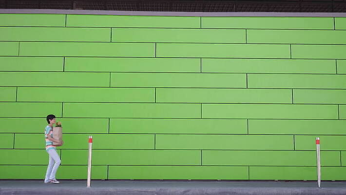 주간 백인 라이프스타일 잡화 여자 음식 벽 이동 채소 가방 한명 성인 야외 건물 일상 초록색 여름 걷기 상점 카트 빵집 구매 주차 쇼핑몰 고객 슈퍼마켓 식료품점 MOV 해외동영상 클립영상 자연요소 서양인 1 건축물 계절 컬러 컨셉 모션 사람 라이프 생활 쇼핑 동영상 파일형식