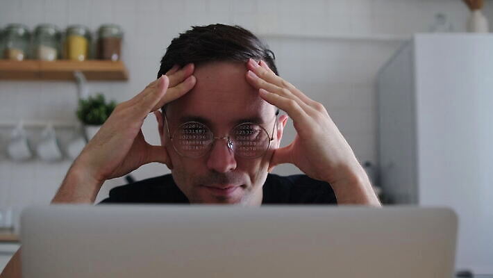 직업 생각 인터넷 비즈니스 사업가 직장 피곤 사람없음 금융 컴퓨터 사무실 모니터 공책 업무 비즈니스맨 네트워크 좌절 야간 무선전화기 분석 경영자 야근 그래픽디자이너 마감 우울증 4K MOV 해외동영상 클립영상 자연요소 남자 감정 컨셉 회사 문구용품 경제 전자제품 작업 직장인 질병 디자이너 전화기 리더 동영상 파일형식