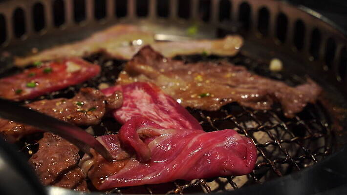 전통 그릇 접시 음식 조각 재료 불꽃 한국 육류 돼지고기 스테이크 요리 사람없음 가로 주방 식당 일본 식사 저녁식사 소고기 신선 뜨거움 연기 맛 그릴 인스턴트 바비큐 굽기 날것 칼로리 숯 점심식사 뷔페 맛있는 4K MOV 해외동영상 클립영상 식기 아시아 컨셉 식재료 주방용품 불 서양음식 상점 구이 동영상 파일형식