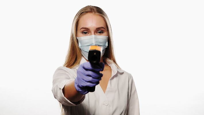 여자 가면 한명 여행객 건강관리 고통 의사 잡기 열 바이러스 보호 질병 공항 감염 언론 승객 온도 일반 박테리아 센서 적외선 전염병 증상 코로나바이러스 4K HD MOV 해외동영상 클립영상 1 감정 컨셉 의학 교통시설 모션 건강 관리 사람 의료진 동영상 파일형식