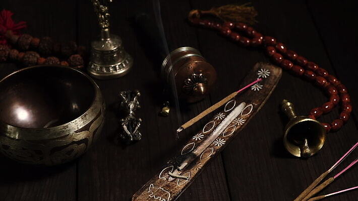 전통 라이프스타일 아시아 종교 음악 불교 목걸이 노래 요가 공 탁자 휴식 건강 동양인 사람없음 목재 컵 약 금속 스파 중국 소리 수확 종 바위 기도 공구 막대기 사발 영혼 철 명상 드럼 네팔 묵주 놋쇠 뮤지컬 MOV 해외동영상 클립영상 나무 식기 웰빙 나라 가구 컨셉 농업 재료 장신구 종교용품 의학 재질 문화예술 타악기 인종 생활 돌_바위 도구 사기그릇 동영상 파일형식