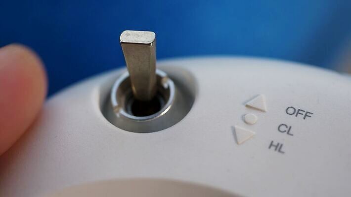 산업 손가락 자동차 취미 사람없음 파란색 빛 장난감 금속 힘 미니어처 장비 게임 흰색 막대기 당기기 헬리콥터 시작 라디오 순환 회전 잠금 전자 위치 팔 멀리 스위치 위로 그만 드론 송신기 제어 4K MOV 해외동영상 클립영상 손 육상교통 컬러 모션 재질 놀이 비행기 신체부위 전자제품 모형 보안 동영상 파일형식