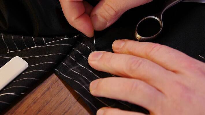 손 디자인 옷 남자 산업 백그라운드 비즈니스 공장 노동자 한명 정장 취미 유행 기계 재킷 장비 직물 업무 작업실 실 닫기 제조 바느질 디자이너 고객 묘사 땀 수공예 재단 방법 조작 하수 4K MP4 해외동영상 클립영상 직업 1 공업 모션 사람 신체부위 물 외투 작업 공예 동영상 파일형식