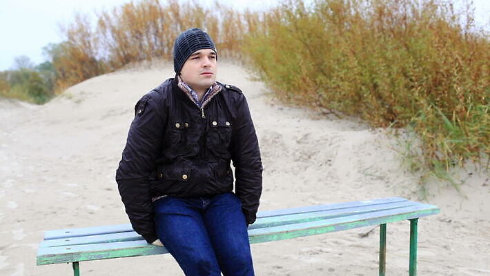 백인 바다 가구 생각 겨울 벤치 사람 앉기 사람없음 야외 반사 재킷 흰색 고독 스마트 라트비아 캡모자 MOV 해외동영상 클립영상 서양인 모자_잡화 계절 감정 컬러 생활용품 컨셉 의자 모션 북유럽 외투 동영상 파일형식