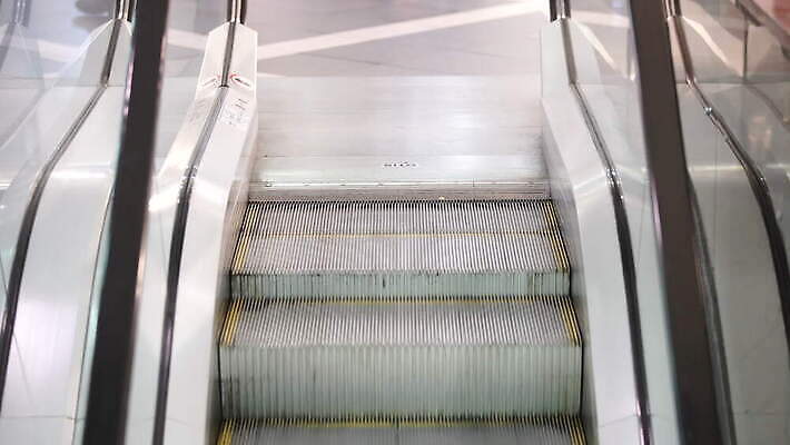 백그라운드 이동 컨셉 비즈니스 건축양식 성공 사람없음 건물 빛 쇼핑 달리기 계단 금속 운전 도시 업무 고리 닫기 전철 역 공항 연결 쇼핑몰 속도 오르기 마디 단계 방법 자동 지원 공급 반복 4K MOV 해외동영상 클립영상 건축물 건축 육상교통 교통시설 모션 재질 대중교통 작업 동영상 파일형식