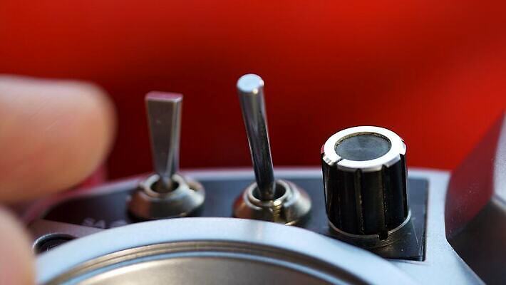 산업 손가락 자동차 손잡이 취미 사람없음 빨간색 장난감 금속 힘 장비 게임 막대기 헬리콥터 냄비 볼륨 왼쪽 시작 라디오 순환 전자 다이얼 팔 멀리 스위치 조절 위로 다듬기 드론 미니 송신기 제어 4K MOV 해외동영상 클립영상 손 육상교통 컬러 모션 재질 놀이 비행기 신체부위 전자제품 솥 방향 동영상 파일형식