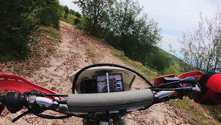도로 스포츠 포즈 십자가 밭 자국 모션 산 사람 사람없음 야외 운동 자전거 힘 경쟁 운전 오토바이 바퀴 운전사 파편 승차 위험 속도 먼지 지역 진흙 모터 라이더 레이서 비포장도로 선로 오프로드 집회 1인칭시점 4K MOV 해외동영상 클립영상 레이스천 직업 시선 길 컨셉 농업 교통시설 건강 바이크 직물 동영상 파일형식