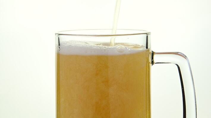 음료 백그라운드 유리 표면 맥주 사람없음 옆모습 달리기 노란색 우주 거품 흐름 머그컵 추위 흰색 알코올 신선 투명 액체 개울 황금 붓기 닫기 가득함 상쾌 각도 4K MOV 해외동영상 클립영상 감정 뷰포인트 컬러 컨셉 모션 재질 주류 컵 강 동영상 파일형식