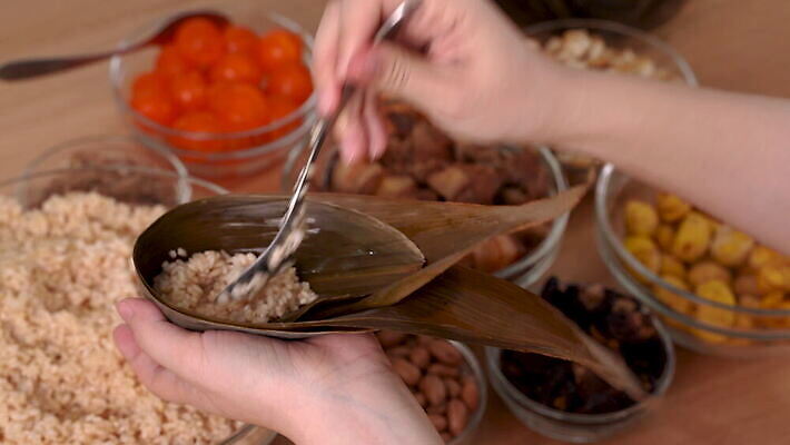 모양 전통 라이프스타일 손 아시아 문화 음식 백그라운드 잎 재료 가족 탁자 밥 휴가 주택 함께함 실내 육류 요리 동양인 사람없음 목재 주방 축제 중국 용 축하 보트 사발 다발 대만 대나무 준비 날것 만들기 레시피 방법 스터핑 포장소품 핸드메이드 4K MOV 해외동영상 클립영상 나무 식물 나라 가구 컨셉 배_교통 식재료 포장 관계 모션 인종 내부 건물 생활 신체부위 사기그릇 오브젝트 동영상 포장재료 파일형식