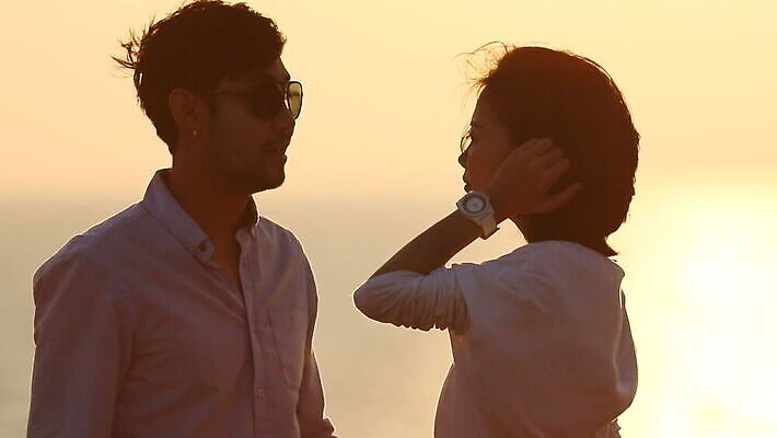 라이프스타일 커플 여자 남자 여행 신랑 결혼 관계 놀이 바람 휴가 휴식 사랑 동양인 야외 두명 여름 여행객 일몰 MOV 해외동영상 클립영상 자연요소 계절 감정 컨셉 날씨 사람 인종 이벤트 생활 노을 동영상 파일형식