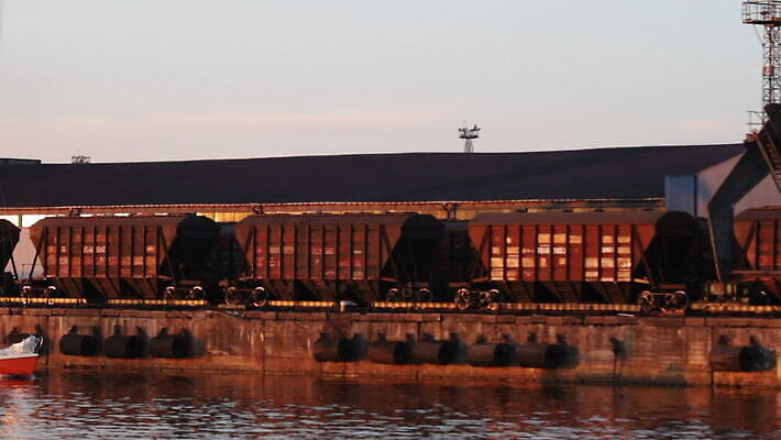 산업 스포츠 바다 여행 요트 교통시설 모션 항해 사람없음 물 강 항구 기차 화물 보트 크루즈 컨테이너 무역 함선 상업 수납 포트 탐색 네비게이션 라트비아 리가 뱃놀이 수입 터미널 MOV 해외동영상 클립영상 자연요소 육상교통 교통 배_교통 대중교통 북유럽 전통놀이 운송업 시설 동영상 파일형식