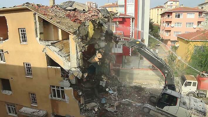 산업 벽 건축양식 창문 주택 사람없음 건물 물 기계 손상 건설현장 기둥 도시 오염 파편 충돌 불도저 굴착기 삽 양동이 국자 먼지 짐차 단절 옛날 파멸 MOV 해외동영상 클립영상 자연요소 건축물 건축 컨셉 자동차 주방용품 건설업 중장비 동영상 파일형식 소멸