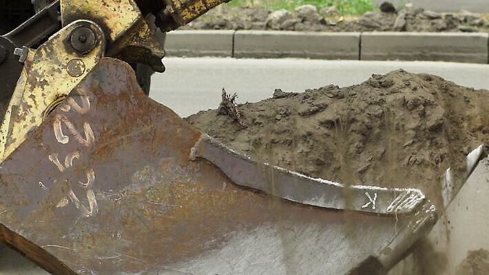 산업 도로 여행 오렌지 자동차 거리 주택 사람없음 야외 기계 흙 장비 건설현장 업무 구멍 고속도로 땅 굴착기 삽 발굴 준비 먼지 짐차 흙더미 땅바닥 복원 채널 MOV 해외동영상 클립영상 길 육상교통 과일 교통시설 바닥 건설업 건물 작업 중장비 동영상 파일형식 더미