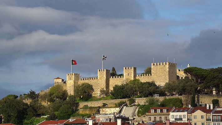 전통 유럽 문화 여행 건축양식 하늘 거리 파노라마 풍경 사람없음 건물 파란색 도시풍경 탑 바위 도시 최고 성 중세 역사 재산 도심 포르투갈 타운 스카이라인 천연기념물 랜드마크 리스본 수도권 옛날 4K MOV 해외동영상 클립영상 건축물 건축 나라 컬러 촬영기법 금융 돌_바위 지역 동영상 파일형식