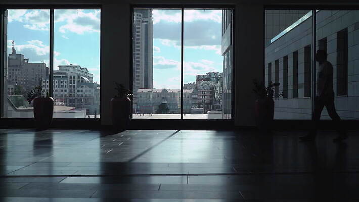 남자 창문 실내 한명 걷기 어둠 복도 4K MOV 해외동영상 클립영상 1 모션 사람 내부 동영상 파일형식