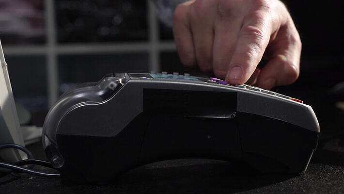 손 돈 비즈니스 모바일 실내 사람 사람없음 금융 스마트폰 쇼핑 세일 상점 기계 키보드 신용카드 구매 플라스틱 계산대 고객 서비스 상업 전자 결제 소매 ATM 계산원 부티크 인출 체크아웃 터미널 4K MOV 해외동영상 클립영상 직업 재질 내부 신체부위 경제 핸드폰 스마트기기 재산 동영상 파일형식