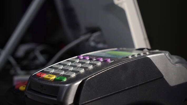 손 돈 비즈니스 모바일 실내 사람 사람없음 금융 스마트폰 쇼핑 세일 상점 기계 키보드 신용카드 구매 플라스틱 계산대 고객 서비스 상업 전자 결제 소매 ATM 계산원 부티크 인출 체크아웃 터미널 4K MOV 해외동영상 클립영상 직업 재질 내부 신체부위 경제 핸드폰 스마트기기 재산 동영상 파일형식