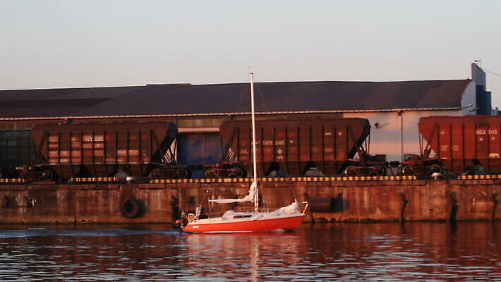 산업 스포츠 바다 여행 요트 교통시설 모션 항해 사람없음 물 강 항구 화물 보트 크루즈 컨테이너 기중기 무역 시설 함선 상업 수납 포트 탐색 네비게이션 라트비아 리가 뱃놀이 수입 터미널 MOV 해외동영상 클립영상 자연요소 교통 배_교통 북유럽 전통놀이 운송업 중장비 동영상 파일형식