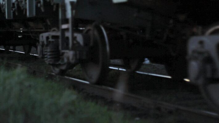 산업 여행 이동 비즈니스 교통시설 모션 항해 사람없음 강 기찻길 기차 화물 바퀴 역 상품 컨테이너 속도 무역 상업 승객 포트 무거움 엔진 디젤 라트비아 리가 선로 수입 MOV 해외동영상 클립영상 육상교통 교통 컨셉 배_교통 대중교통 북유럽 운송업 무게 시설 동영상 파일형식