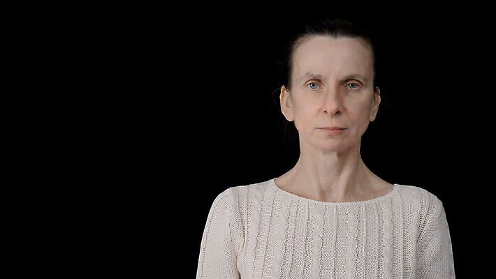 백인 응시 감정 얼굴 생각 검은배경 스트레스 갈색머리 피곤 관리 한명 사람 성인 머리 검은색 어둠 고통 슬픔 표현 좌절 고독 고민 걱정 문제 긴장 고립 압력 우울증 MOV 해외동영상 클립영상 서양인 1 헤어스타일 시선 컬러 백그라운드 컨셉 신체부위 질병 동영상 파일형식