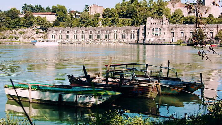 나무 구름 계절 유럽 호수 컬러 여행 백그라운드 자연 하늘 낚시 휴가 오리 풍경 경사 사람없음 야외 여름 강 컬러풀 환경 이탈리아 하이킹 보트 개울 알프스 백조 타운 내추럴 수력발전 전용 MOV 해외동영상 클립영상 자연요소 식물 나라 배_교통 조류 레저 도시 발전 생태계 동영상 수력에너지 파일형식