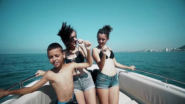 라이프스타일 여자 행복 음악 바다 여행 컨셉 요트 교통시설 휴가 항해 사람 이벤트 사람없음 목재 물 여름 친구 스마트폰 핸드폰 세트 파티 여행객 소리 일몰 우정 춤 보트 그룹 크루즈 DJ 다인종 다민족 마이애미 섞기 MP4 해외동영상 슬로모션 클립영상 레이스천 자연요소 나무 계절 감정 교통 배_교통 재료 관계 문화예술 촬영기법 인종 생활 전자제품 스마트기기 노을 직물 시설 동영상 파일형식