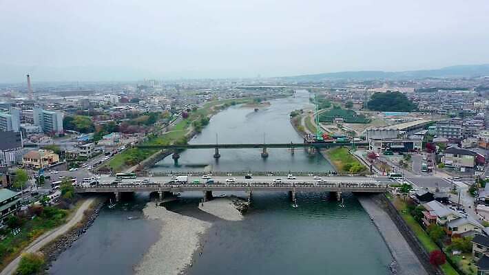 나무 공원 아시아 종교 도로 여행 단풍 건축양식 자동차 주택 안테나 사람없음 건물 물 강 도시풍경 컬러풀 여행객 정원 일본 가을 도시 역사 교토 드론 랜드마크 방법 조감도 4K MOV 해외동영상 클립영상 자연요소 식물 건축물 계절 공공시설 건축 나라 길 육상교통 컬러 잎 통신 교통시설 사람 풍경 동영상 파일형식