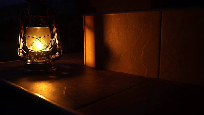 전통 불 불꽃 조명 따뜻함 사람없음 장식 파란색 빛 노란색 평화 금속 검은색 어둠 기계 캠핑 장비 에너지 골동품 등불 램프 역사 기름 휘발유 야간 저녁 복고 문학 부드러움 연료 라이터 심지 옛날 허리케인 화상 카피스페이스 비어있는 4K MOV 해외동영상 클립영상 자연요소 음식 컬러 컨셉 재질 레저 공백 감각 석유 상처 자연재해 동영상 파일형식