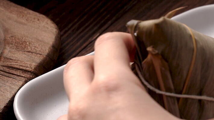 전통 라이프스타일 접시 여자 아시아 문화 음식 백그라운드 탁자 밥 휴가 주택 쟁반 요리 동양인 성인 사람없음 목재 주방 식당 축제 식사 중국 어둠 용 축하 신선 뜨거움 보트 맛 대만 먹기 복고 레시피 기선 핸드메이드 맛있는 4K MOV 해외동영상 클립영상 나무 식기 나라 가구 컨셉 배_교통 재료 모션 사람 인종 건물 생활 상점 동영상 파일형식