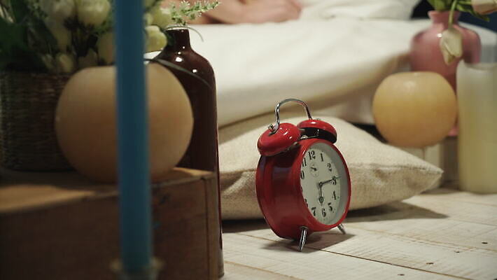 백인 라이프스타일 여자 시계 한명 사람 성인 침실 방 침대 시간 4K MOV 해외동영상 클립영상 서양인 1 가구 생활 동영상 파일형식