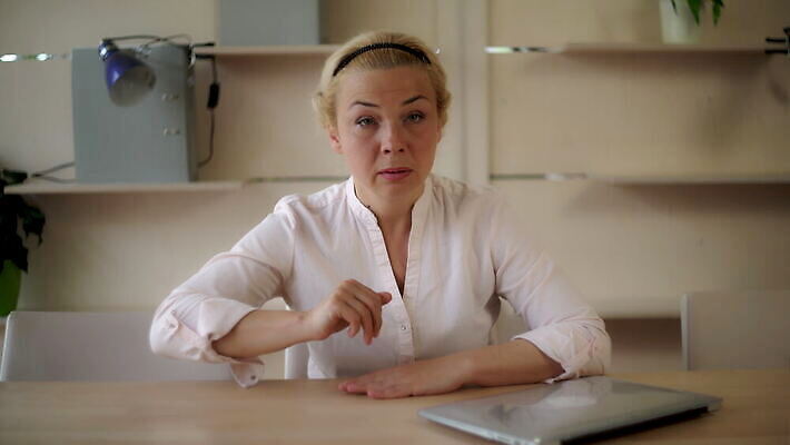 백인 직업 응시 여자 감정 비즈니스 노동자 스트레스 실내 한명 사람 앉기 성인 노트북 컴퓨터 사무실 외침 분노 표현 직장인 비즈니스우먼 좌절 닫기 무서움 심볼 책상 흔들림 경영자 문제 나쁜 경영 공격적 비명 정중 혼자 4K MOV 해외동영상 클립영상 서양인 1 시선 가구 컨셉 모션 내부 전자제품 소리 리더 동영상 파일형식