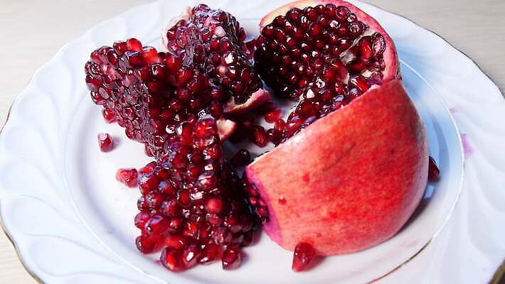 접시 열매 음식 분홍색 조각 다이어트 과일 부분 씨앗 사람없음 빨간색 흰색 신선 닫기 맛 자르기 열대과일 메뉴 유기농 질감 날것 슬라이스 석류 건강식 내추럴 가넷 강렬 숙성 아열대 이국적 작살 맛있는 4K 인트로 MOV 해외동영상 슬로모션 클립영상 식물 식기 웰빙 컬러 컨셉 모션 촬영기법 건강 보석 동영상 파일형식