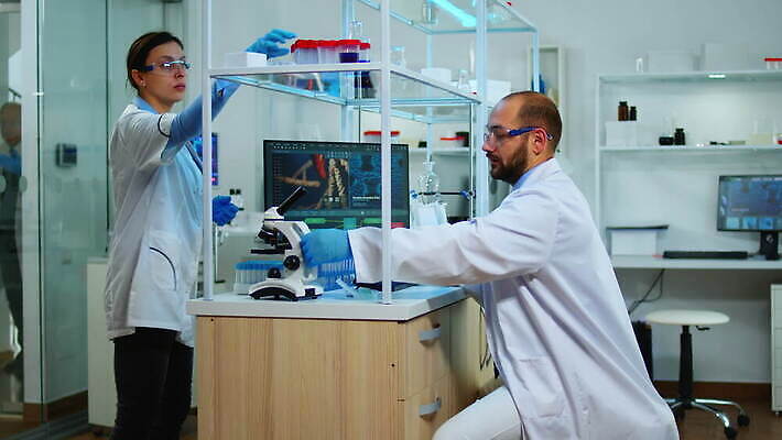 직업 과학 건강 현미경 실험 사람없음 치료 약 검은색 장비 간호사 의사 그룹 엔지니어 실험실 바이러스 보호 질병 생명공학 연구원 과학자 분석 직원 생물학 하이테크 미생물 다민족 혁명 개발 백신 전염병 화학자 코로나바이러스 4K MOV 해외동영상 클립영상 교육 컬러 컨셉 의학 생물 기술 실험기구 의료진 기술자 동영상 학자 파일형식