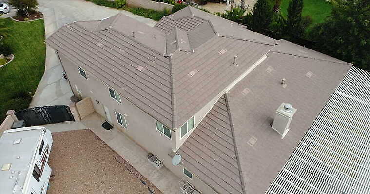 산업 하늘 지붕 부동산 주택 안테나 한명 야외 건물 땅 타일 기중기 항공촬영 대패 드론 측량사 4K MOV 해외동영상 클립영상 직업 1 건축물 뷰포인트 통신 사람 중장비 재산 동영상 파일형식