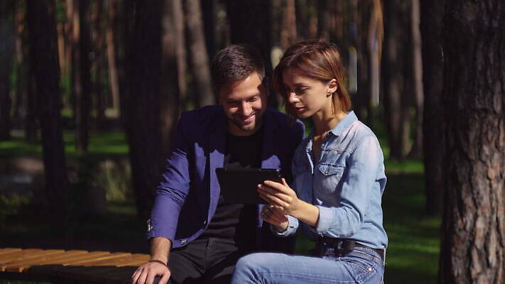 나무 백인 라이프스타일 커플 공원 교육 행복 인터넷 벤치 가족 대화 사랑 미소 웃음 사람 앉기 야외 두명 친구 쇼핑 컴퓨터 알약 디지털 스크린 낭만 터치 정보 도시 쌍 구매 무선전화기 영화 와이파이 소매 온라인 멀티미디어 4G 4K MOV 해외동영상 클립영상 서양인 식물 공공시설 감정 컨셉 의자 관계 모션 문화예술 표정 IT 말하기 생활 전자제품 약 전화기 무선인터넷 동영상 파일형식