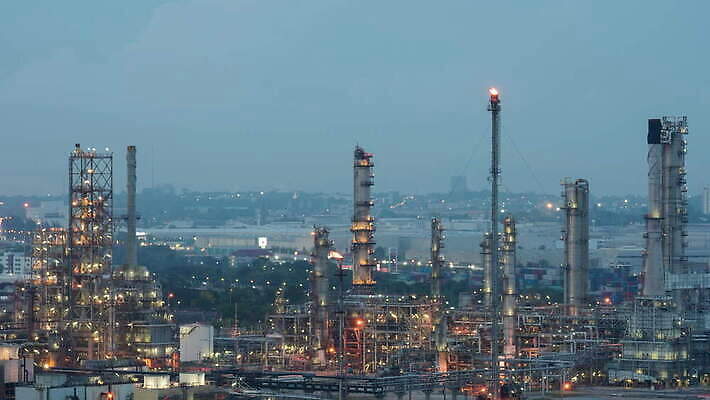 식물 산업 비즈니스 공장 노동자 굴뚝 사람없음 건물 환경 탑 금속 힘 기계 장비 에너지 오염 엔지니어 연기 제조 기름 휘발유 석유 야간 파이프 탱크 연료 가스 수납 공학 디젤 방법 조감도 철강 파이프라인 화학물질 4K 타임랩스 MOV 해외동영상 클립영상 자연요소 직업 건축물 교육 음식 공업 재질 촬영기법 화학 기술자 파이프_관 동영상 파일형식