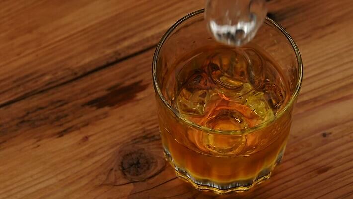 1 라이프스타일 문화 음료 백그라운드 유리 탁자 사람없음 목재 얼음 어둠 마시기 알코올 칵테일 바 투명 던지기 닫기 떨어짐 계산대 가득함 큐브 각도 쏟아짐 버번 브랜디 위스키 스플래쉬 카피스페이스 MOV 해외동영상 슬로모션 클립영상 자연요소 나무 가구 컨셉 재료 모션 재질 주류 촬영기법 생활 공백 동영상 파일형식