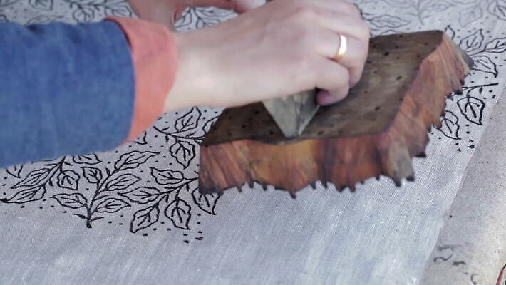 손 드레스 꽃 패턴 미술 사람없음 목재 파란색 페인트 장비 수확 직물 반지 붓 망치 볼터치 그림 복고 러시아 장인 우표 공예가 구식 MOV 해외동영상 클립영상 나무 식물 옷 유럽 컬러 무늬 농업 재료 장신구 문화예술 신체부위 화장 공구 동영상 파일형식