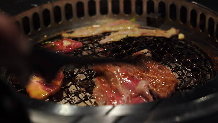 전통 그릇 접시 음식 조각 재료 한국 육류 돼지고기 스테이크 요리 사람없음 가로 주방 식당 일본 식사 저녁식사 소고기 신선 뜨거움 연기 맛 그릴 인스턴트 바비큐 굽기 날것 칼로리 숯 점심식사 뷔페 맛있는 4K MOV 해외동영상 클립영상 식기 아시아 컨셉 식재료 주방용품 서양음식 상점 구이 동영상 파일형식