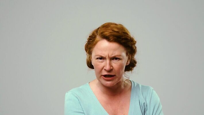 직업 캐릭터 1 응시 여자 감정 얼굴 생각 실내 한명 사람 성인 외침 분노 짜증 표현 찡그림 변화 개성 고립 코미디언 시리즈 표현성 MP4 해외동영상 클립영상 시선 컨셉 표정 내부 신체부위 소리 동영상 파일형식