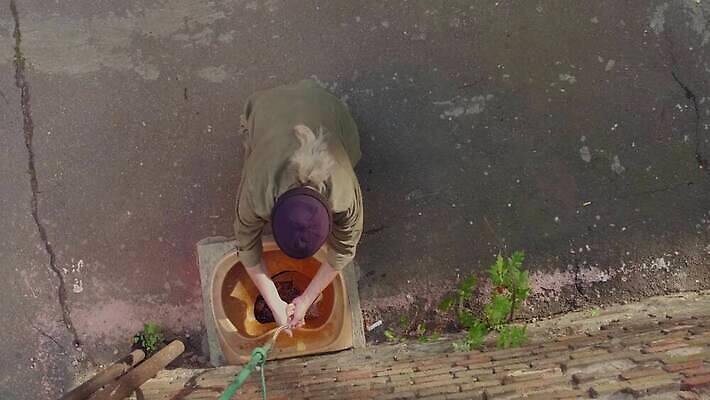 얼굴 거리 돌담 한명 사람 야외 물 청결 추위 코트 좌절 닫기 씻기 가난 청소 버리기 리빙 거지 구걸 노숙자 위생관리 헬프 4K MP4 해외동영상 클립영상 자연요소 1 감정 컨셉 모션 관리 신체부위 담장 외투 돌_바위 도움 위생 동영상 파일형식